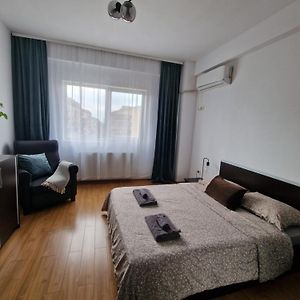 Cosy Spacious Apartment With Parking, Wi-Fi, Smart-Tv Netflix Rosu Exterior photo