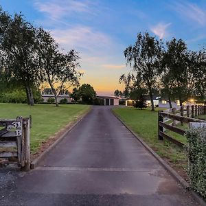 Luxury Escape Karaka Villa Exterior photo