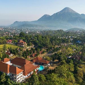 รอยัล ตราวาส โฮเต็ล&คอทเทเจส Hotel Exterior photo