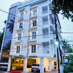 Sreepathi Mayoogha Hotel กูรูวาเยอร์ Exterior photo