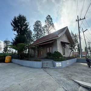 Bromo Edelweis Guest House โปรโบลิงโก Exterior photo