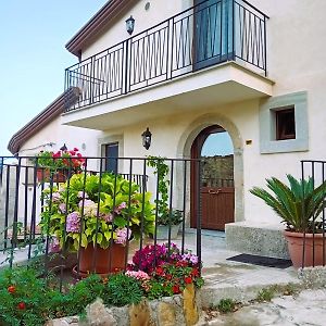 Albergo Diffuso Montalbano Borgo Antico - La Casetta Del Vento มอนตาลบาโน เอลิโคนา Exterior photo