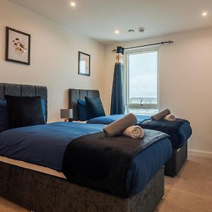 Modern Stylish Two Bedroom Apartment With Free Parking, Near Slough Station, London In 15 Minutes, Near Heathrow And Windsor Exterior photo