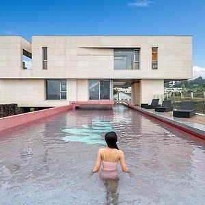 Jeju Mia Private Pool Villa Large Outdoor Warm Pool Room photo