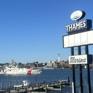 Thames Inn And Marina กรอตัน Exterior photo