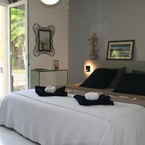 Cocon De Verdure Avec Piscine Chambre Lit King-Size 2M Bed & Breakfast Lusignan-Petit Exterior photo