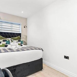 Flat - Sleeps 3 - Links To Central Ldn & Airport Apartment Cowley  Exterior photo