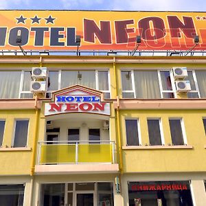 Neon Guest Rooms ชูเมน Exterior photo