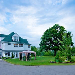 Shamrock Suites Florenceville-Bristol Exterior photo