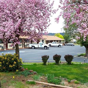 The Burney Motel Exterior photo