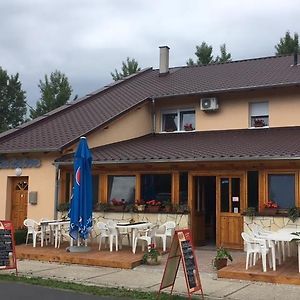 Balaton Panzio Bed & Breakfast บาลาทอนเบรีน Exterior photo