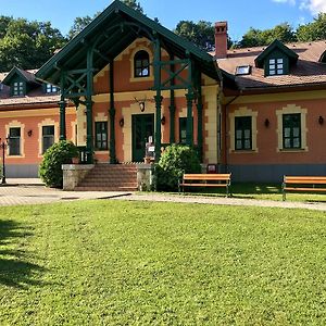 St. Hubertus Etterem Es Panzio Bed & Breakfast ปารัดชัชวาร์ Exterior photo