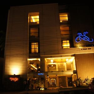 โรงแรม เดอะ รอยัล ซีเนต เฮบบัล บังกาลอร์ Exterior photo