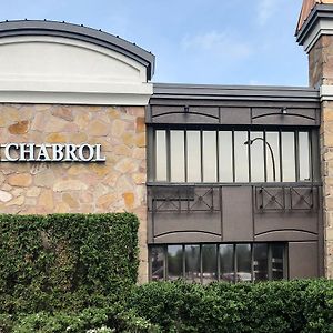 Le Chabrol Hotel & Suites มอนทรีอัล Exterior photo