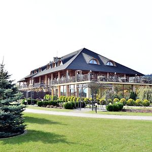Hotel Swietokrzyski Dwor โนวาสลูเพีย Exterior photo