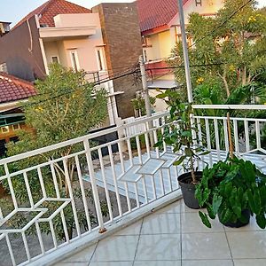 Kalandra Guest House Ponorogo Exterior photo