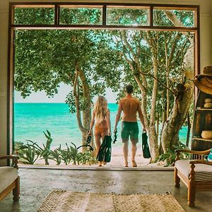 Whispering Palms - Absolute Beachfront Villas พอร์ตวิลา Exterior photo