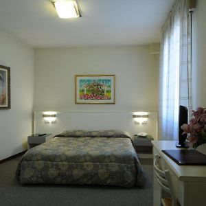 Hotel Cristallo โกเนลยาโน Room photo