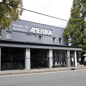 Restaurace A Hotel Amerika ฮาวิรอฟ Exterior photo