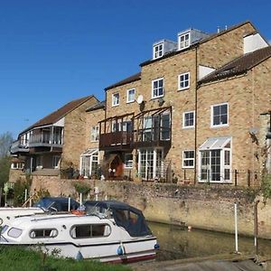 River Courtyard Apartment In The Heart Of Stneots เซนต์เนียทส์ Exterior photo