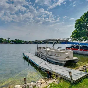 Lakefront Wisconsin Escape With Boat Dock And Kayaks! Oconomowoc Exterior photo